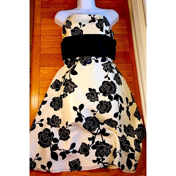 White House Black Market Dresses & Skirts - White House Black Market silk dress tuxedo sash